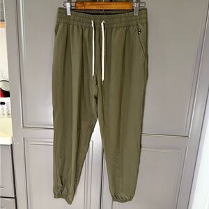 Women’s Vuori Joggers - size medium. Like new.
